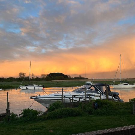 Hot Tub With A View - Christchurch Harbour エクステリア 写真