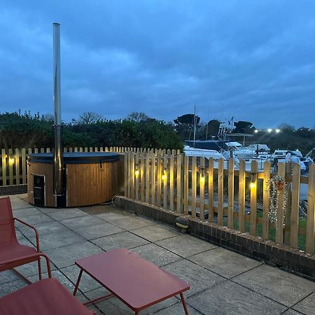Hot Tub With A View - Christchurch Harbour エクステリア 写真