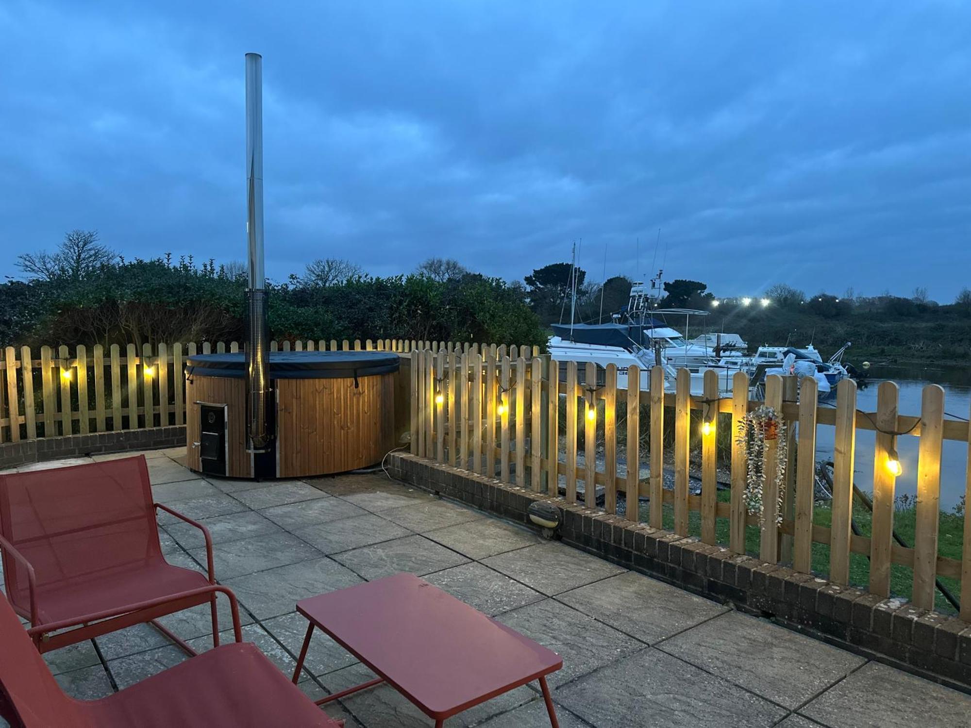 Hot Tub With A View - Christchurch Harbour エクステリア 写真