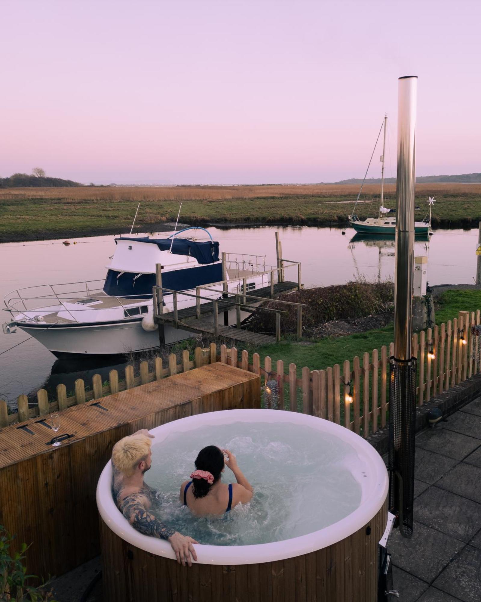 Hot Tub With A View - Christchurch Harbour エクステリア 写真
