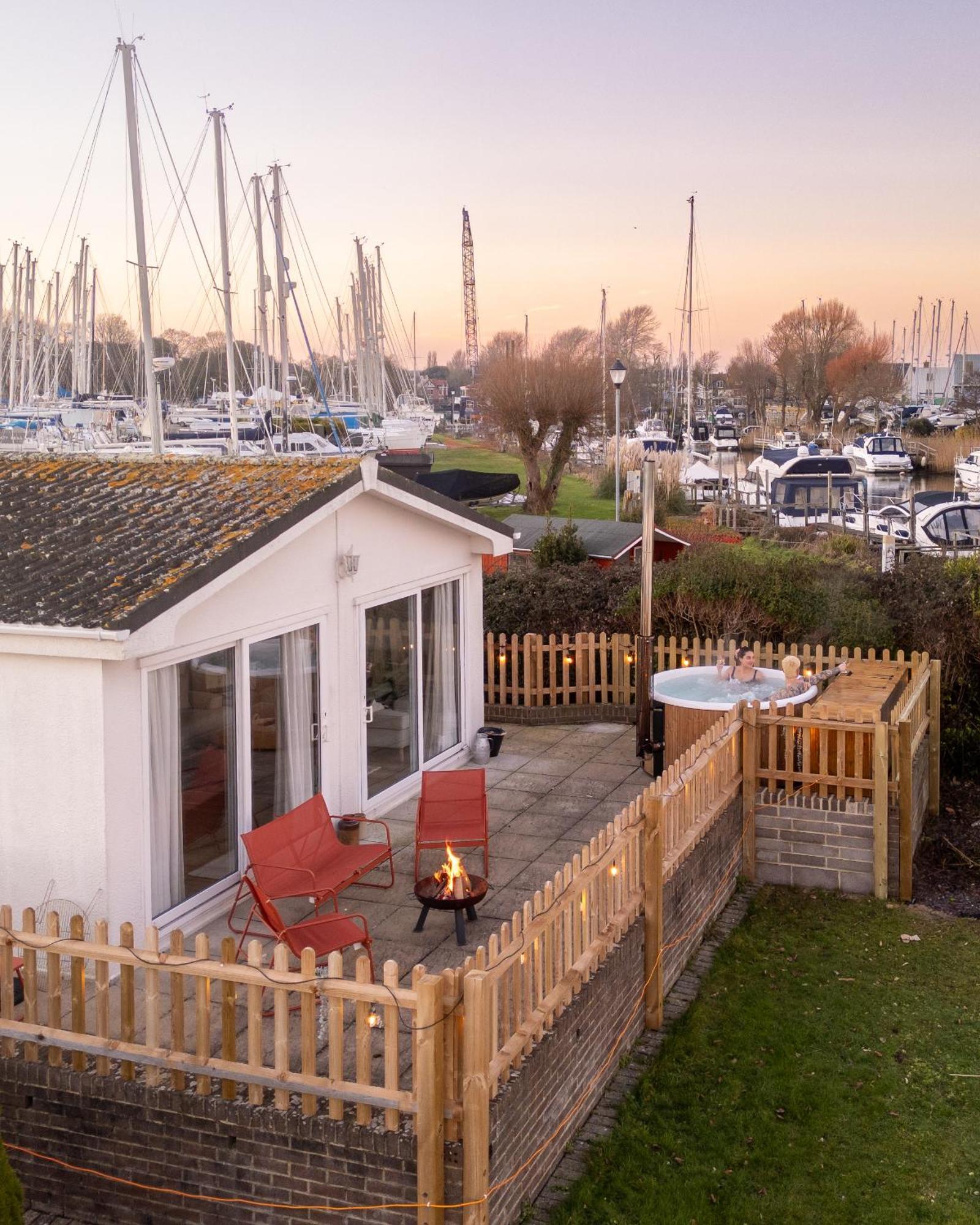 Hot Tub With A View - Christchurch Harbour エクステリア 写真